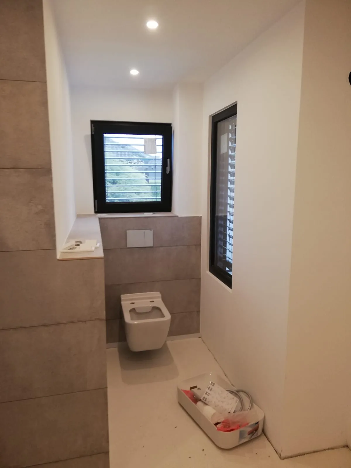 Bad mit montiertem Fenster und vorbereiteter Vorwandinstallation